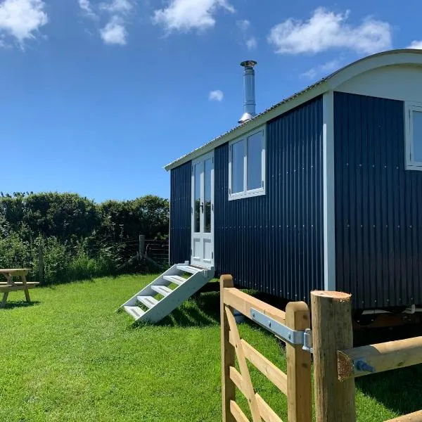 Ewe With A View Sea View Shepherds Huts, hotel v destinaci Breage