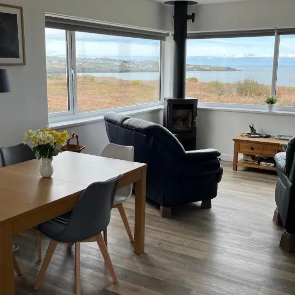 Coastal bungalow, sleeps 5 and ideal for walkers、Amlwchのホテル