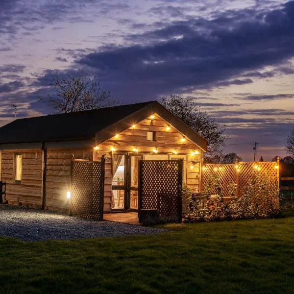Montana Log Cabin - Ockeridge Rural Retreats, hotel in Wichenford