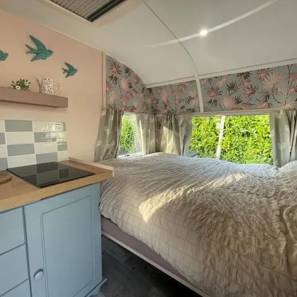 Molly The Vintage Caravan., hotel in Allonby