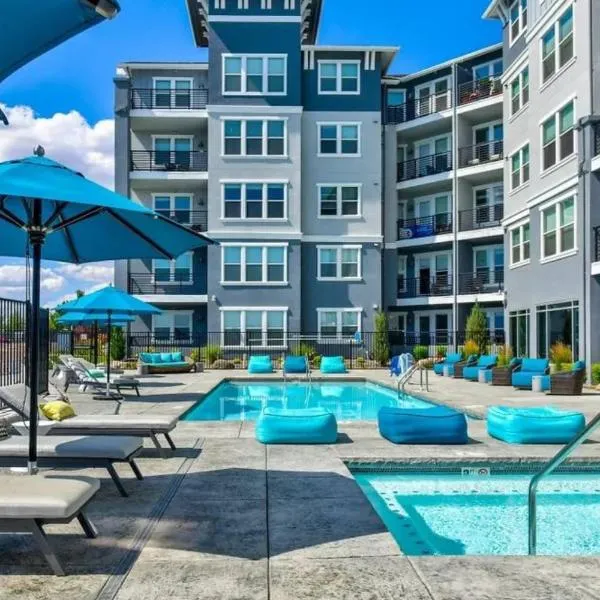 Chic Apt with Jacuzzi, Pool Nr Casino & Shopping, hotel in Sparks