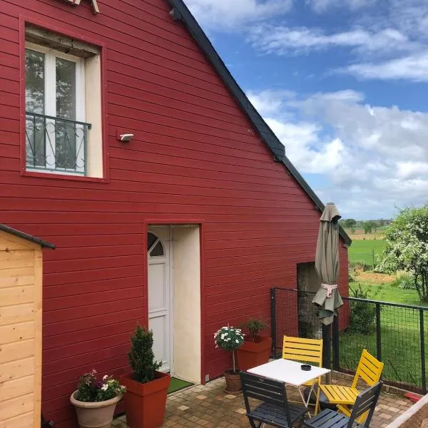 Gîte LA Maison LA, hotel in Saint-Aubin-dʼAubigné