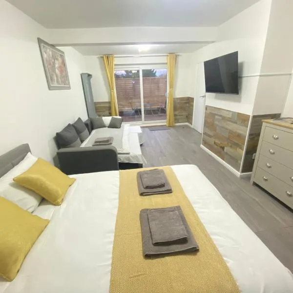 Gatwick Studio, hotel in Horley