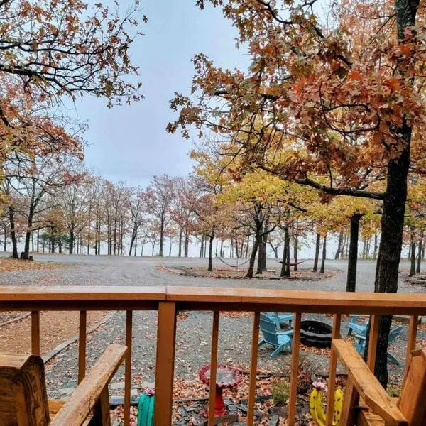 Bristow Blue - Lake front with Boat Ramp Access!!, hotel di Canadian