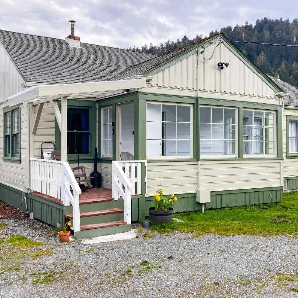 Redwood Farmhouse in the Orick Valley, хотел в Orick