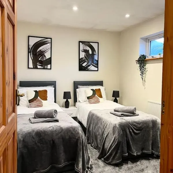 Central Semi - Detached Home with Private Parking!, hotell sihtkohas Buckinghamshire