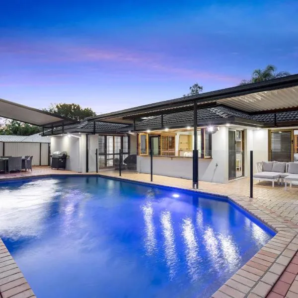 4BR Family Oasis with Pool, Modern and Spacious - Robina, hotel sa Gold Coast
