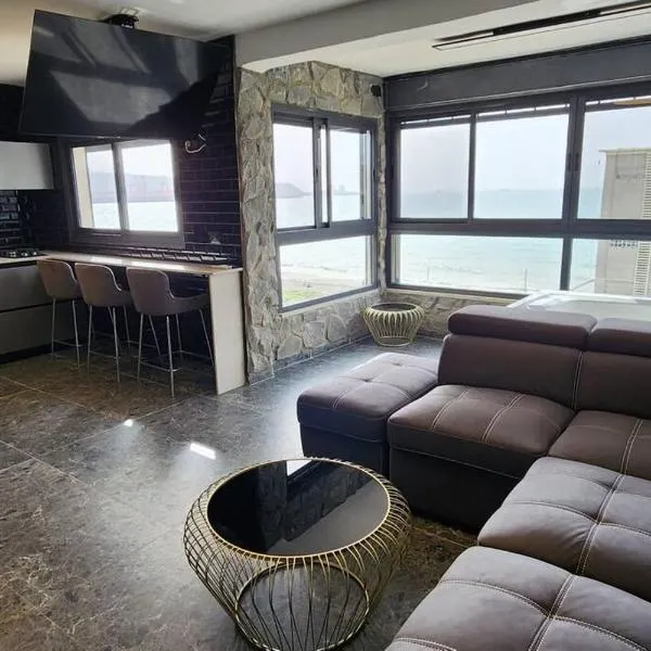 מבנים בים 75 Suites at sea, hotel v destinaci Haifa