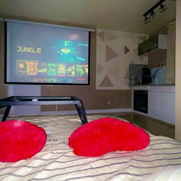 Love room #BBSH – hotel w mieście Goussainville