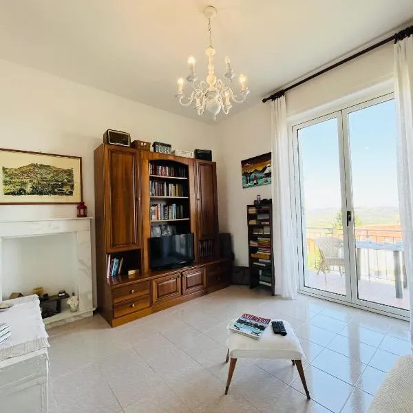 Casa vacanze con vista panoramica, hotel em Frassinello Olivola