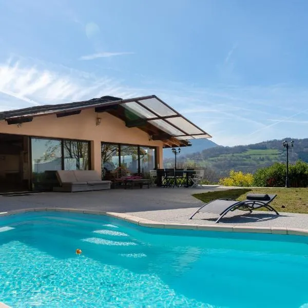 Maison avec Piscine et Spa, hotel v destinaci Saint-Jean-dʼArvey