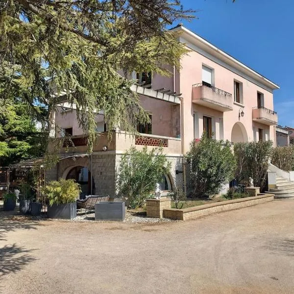 Appartement entier, jacuzzi et parc, hotel en Orange