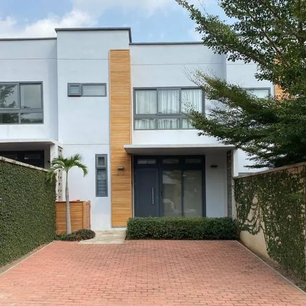 Modern 2 bedroom Townhouse in Accra, hotel v destinaci Aiyimensa
