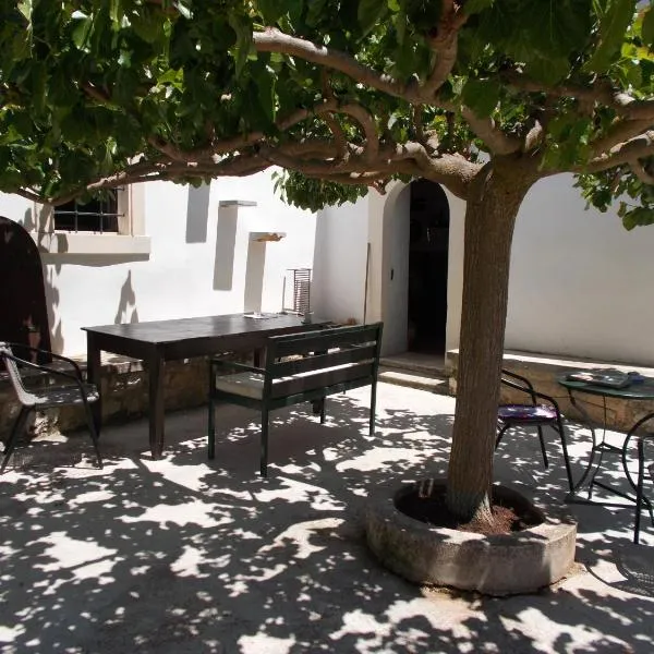 xenios Z rustic rural cottage, hotel v destinácii Karídhion