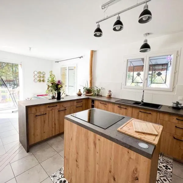 Maison en lisière de forêt avec jacuzzi、ミオのホテル