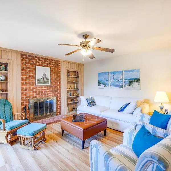 Kitty Hawk Vacation Rental 1 Mi to Beaches!, hotel v destinaci Kitty Hawk