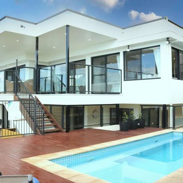 Villa paradiso - 5 bed - beach access - pool, hotel in Tura Beach