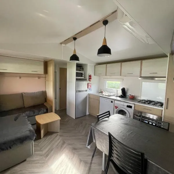 - Mobilhome Camping Les Charmettes - Fun pass non inclus -, hotel en Les Mathes