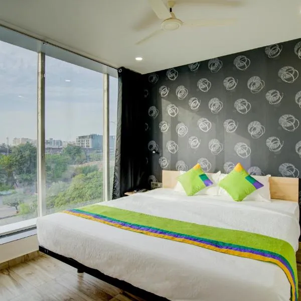 Treebo Grand Lotus - 3 km from Textile Market, hotel in Surat