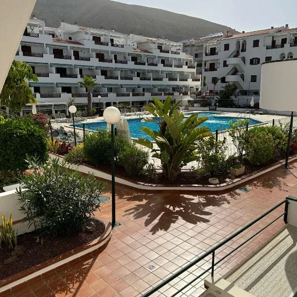 Victoria Court 2- lovely apartment 25: Arona'da bir otel