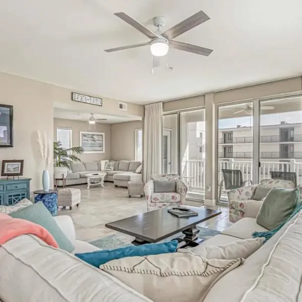 Stunning Ocean Breeze Luxury Villas 4D-Across The Street From The Ocean! Sleeps 10 guests!, hotel in Myrtle Beach