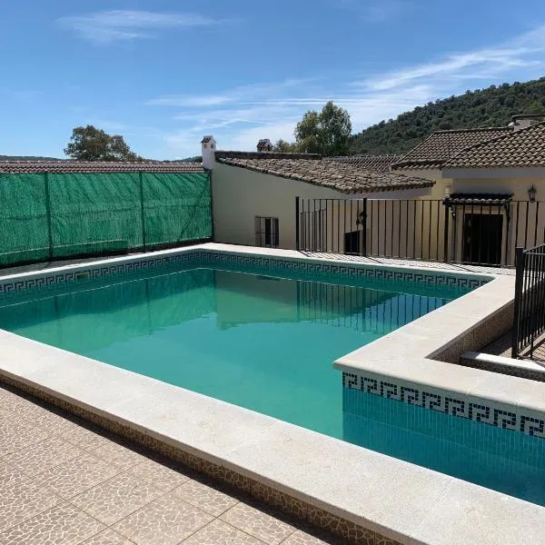 Chalet El Madroño, en el Castillo de las Guardas., hôtel à Berrocal