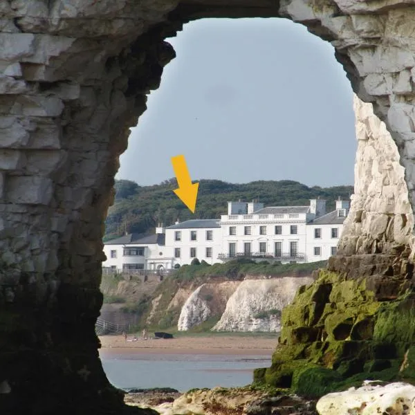 Broadstairs Beach holiday apartments - direct accessibility to Kingsgate Bay - with a parking space, hotel v destinaci Broadstairs