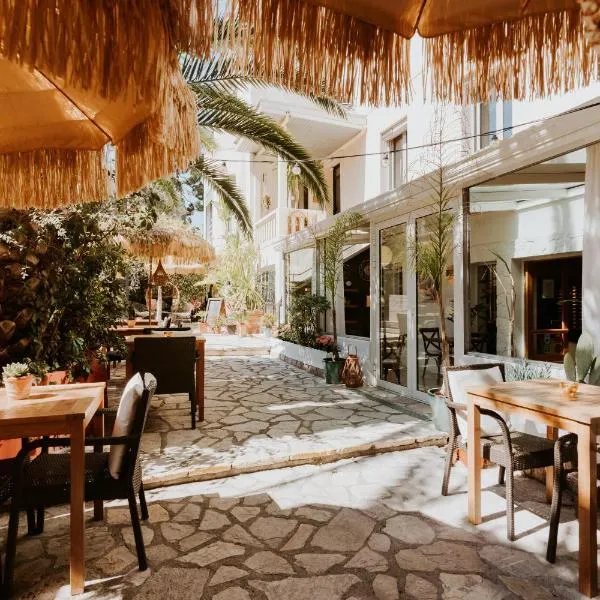 Hôtel Le Petit Castel, hotel v destinaci Antibes
