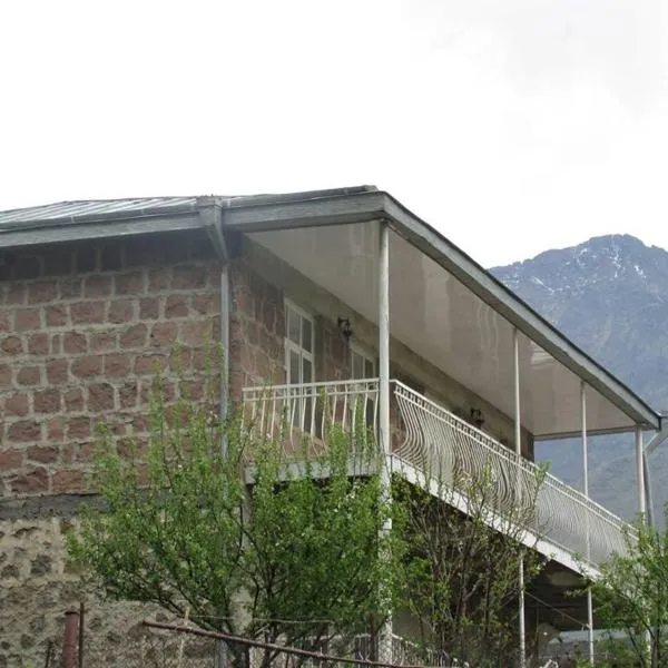 Red Stone Guest House, hotel in Stepantsminda