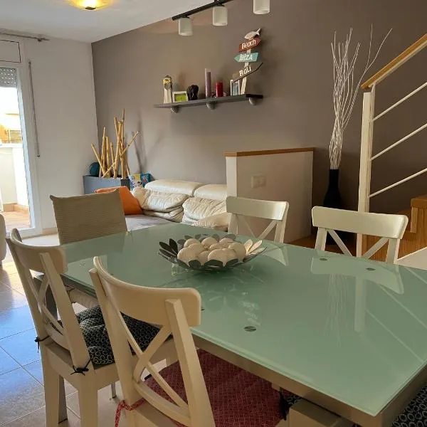 Cozy Beach House with Pool & BBQ, Hotel in Cubelles