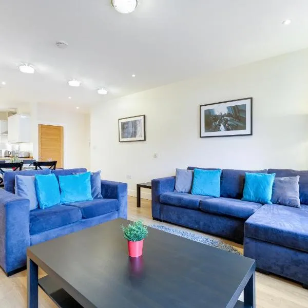 Spacious Luxury 3 Bed Apt with Parking by 360Stays, hotel in Maidenhead