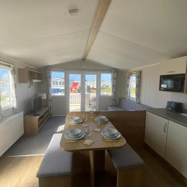 Cosy holiday home at Romney Sands, hotel a New Romney