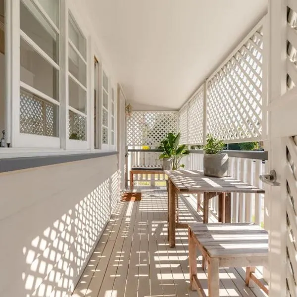 Quaint & Cosy 1 Bedroom Apartment in Queenslander.、ブリスベンのホテル