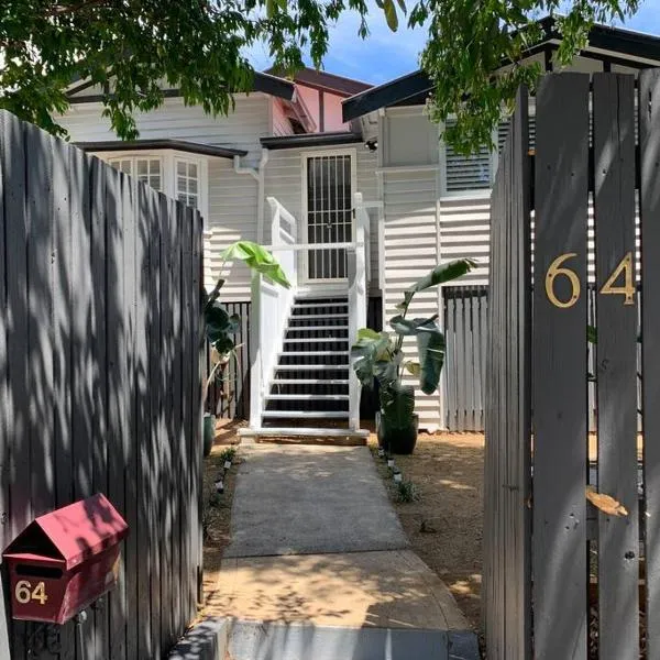 Charming 1920's 4Br freestanding Plantation Qldr. โรงแรมในบริสเบน