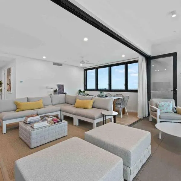 New 3 Bed Penthouse Resort style complex, khách sạn ở Brisbane