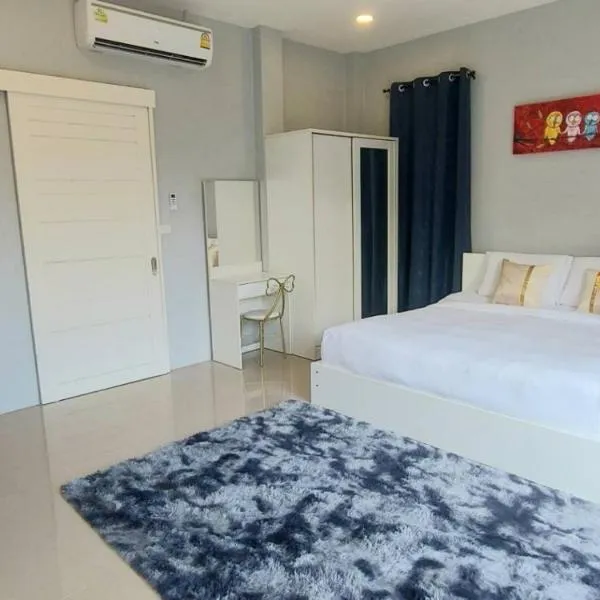 Udomsuk villa phuket, hotel v destinaci pláž