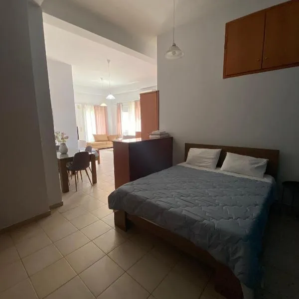 Seaside Studio 1 ( 30 meters from the beach ), hotel in Kalamata