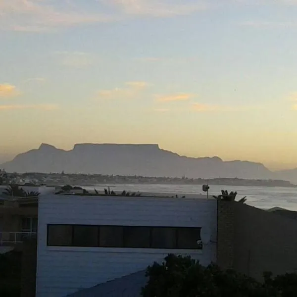Stunning apartment with ocean views and Table Mountain, hotel in Melkbosstrand