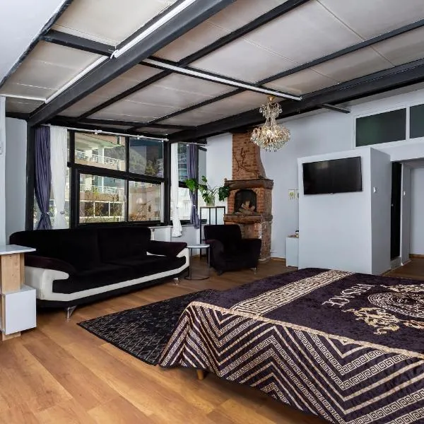 8 Rooms House, hotel Balçovában