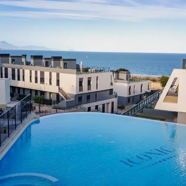 Iconic Sea Views Luxury Apartment, hotelli kohteessa Puerto Marino