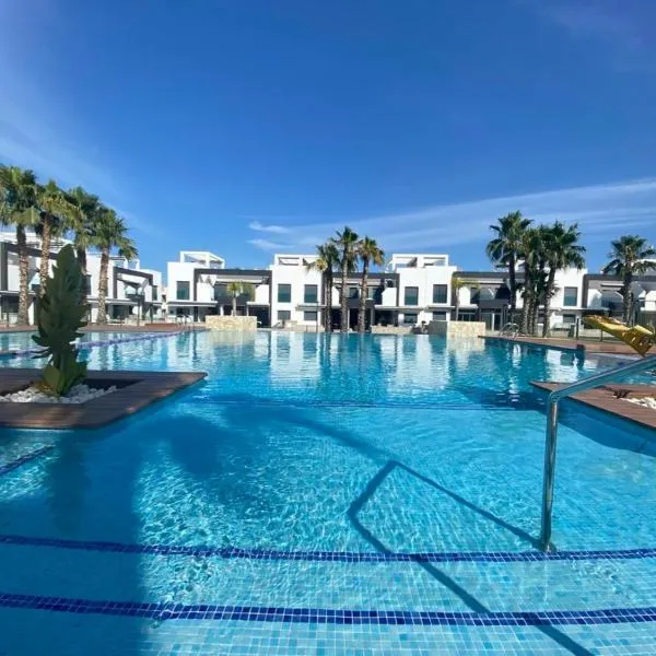 Sunny Ground floor bungalow opposite the swimming pool, hotel in Orihuela