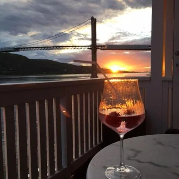 Sjøhus ved Tjeldsundet - House by the sea, hotel in Harstad