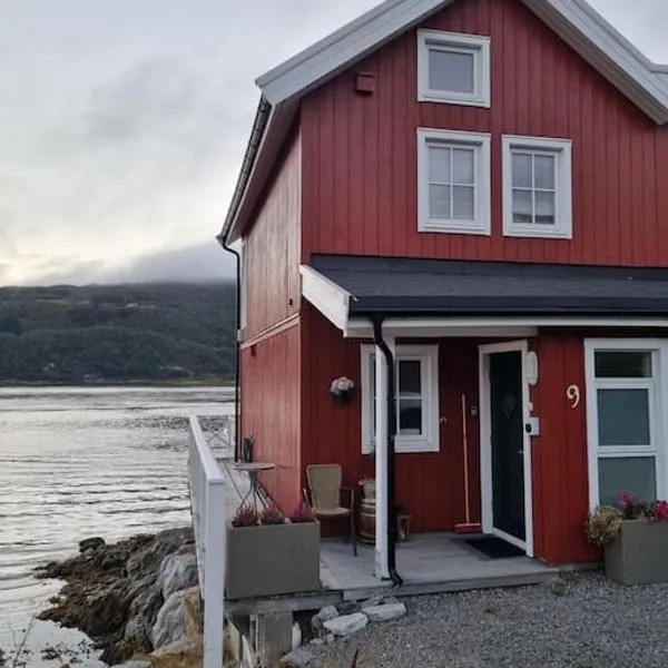 Sjøhus ved Tjeldsundet - House by the sea, hotel v destinaci Evenskjer