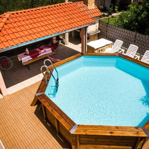 Apartman Sunny Vacay، فندق في قشتيلا