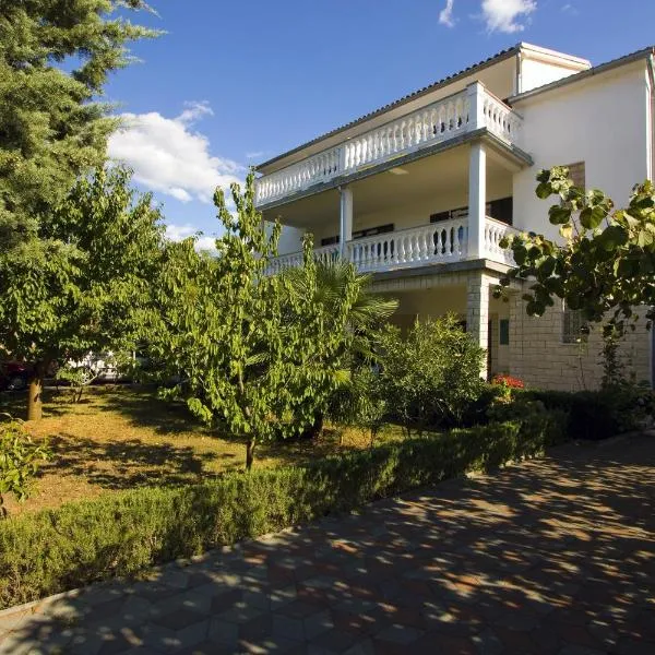 Milka Apartments, hotel v destinaci Njivice