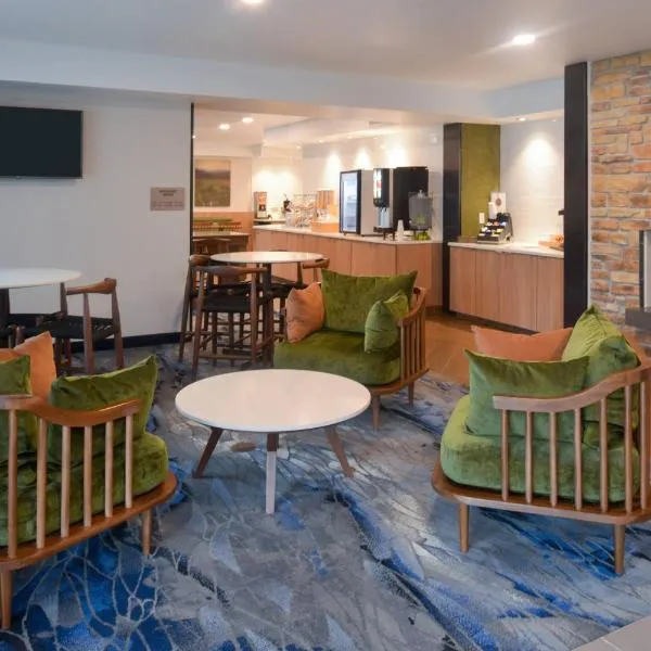 Fairfield Inn & Suites by Marriott Pittsburgh New Stanton، فندق في Mount Pleasant