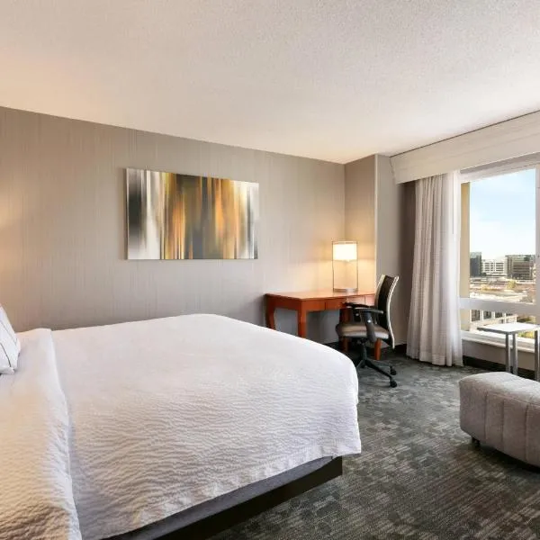 Courtyard by Marriott Tysons McLean، فندق في تايسونز كورنر