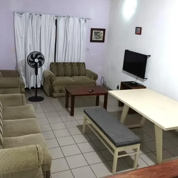 Bonita casa amueblada para 12 personas a 3 Kms del centro Cuernavaca, hotel in Cuernavaca
