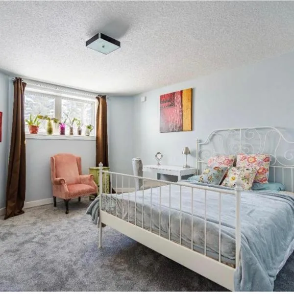 Elegant Garden Suite&2mins Bus station Close LRT& Free Parking, hotel a Calgary