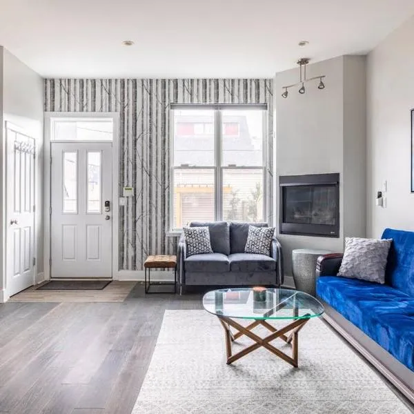 Family-Friendly 4BR Retreat Sleeps 12, Private Yard, Garage, Close to Stadiums, Casino & Downtown, hotel v destinaci Pittsburgh